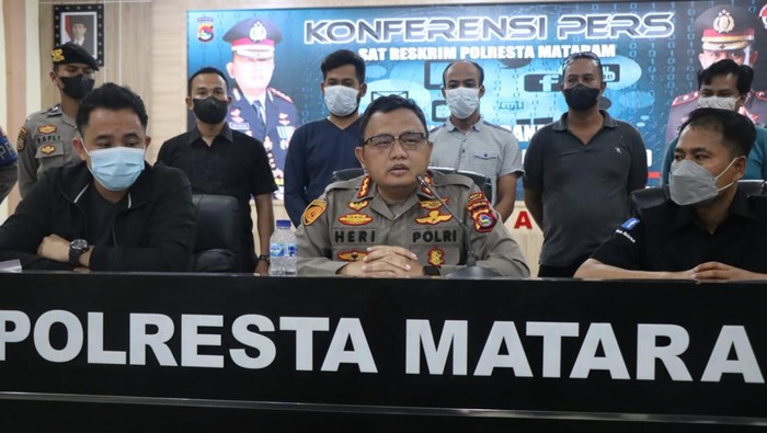 Dua terduga pelaku penyebar berita bohong panah misterius di Mataram, dibekuk polisi.