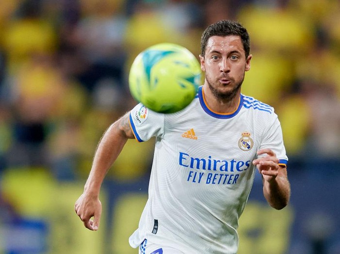 Eden Hazard of Real Madrid runs with the ball during the LaLiga Santander match between Cadiz CF and Real Madrid CF at Estadio Nuevo Mirandilla on May 15, 2022 in Cadiz, Spain. (Photo by Jose Breton/Pics Action/NurPhoto via Getty Images)