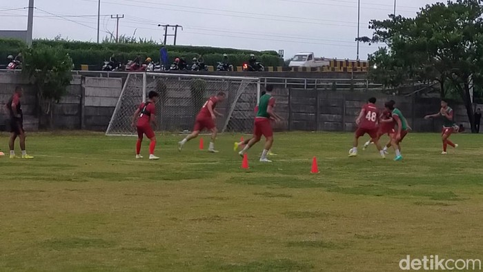 Everton Nascimento dan Wiljan Pluim latihan bersama