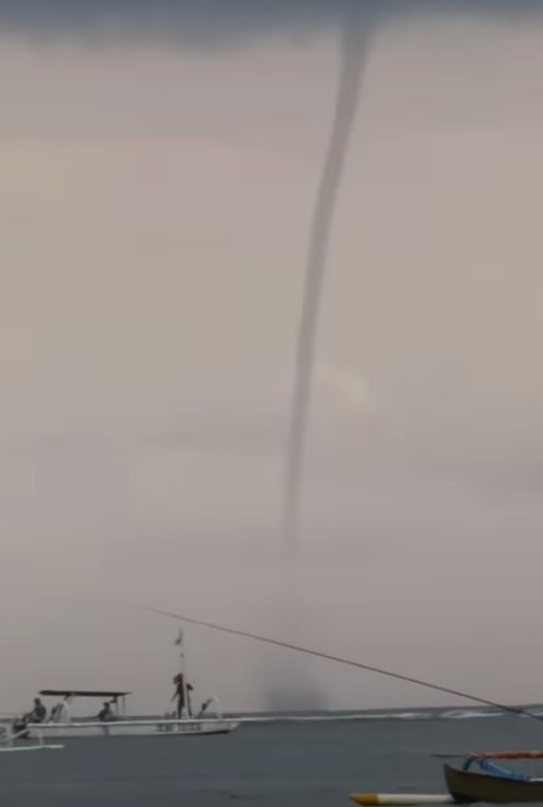 Fenomena waterspout di perairan wilayah Pantai Mertasari, Desa Sanur Kauh, Kecamatan Denpasar Selatan, Kota Denpasar, Bali.
