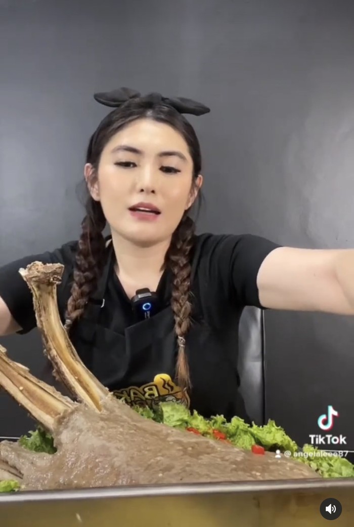Hobi Mukbang, Angela Lee Mampu Habiskan Seafood hingga Bakso Rusuk Jumbo