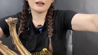 Aktris cantik dengan sebutan ‘Barbie Jowo’ ini, punya lebih dari 3,6 juta followers. Ia juga aktif di TikTok, dengan konten mukbangnya. Seperti videonya saat makan bakso rusuk ukuran jumbo. Foto: Instagram @angelalee87