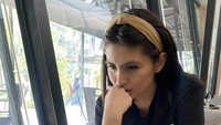 Jika sedang serius mengurus bisnis dan pekerjaannya, Angela lebih suka mengerjakannya di kafe ditemani dengan es kopi yang dingin menyegarkan. Foto: Instagram @angelalee87