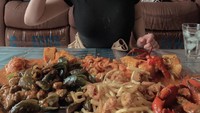 Kalau ini posenya saat mukbang aneka seafood segar dengan bumbu saus padang. Menunya lengkap dari lobster, kepiting, kerang hijau sampai sampai kentang goreng. Foto: Instagram @angelalee87
