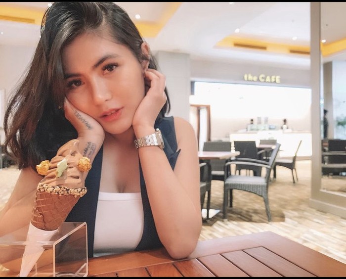 Hobi Mukbang, Angela Lee Mampu Habiskan Seafood hingga Bakso Rusuk Jumbo