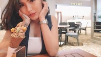 Terakhir ini pose menawan Angela Lee saat menikmati es krim cokelat, dengan topping cone berlapis kacang cokelat yang tak kalah menggugah selera. Foto: Instagram @angelalee87