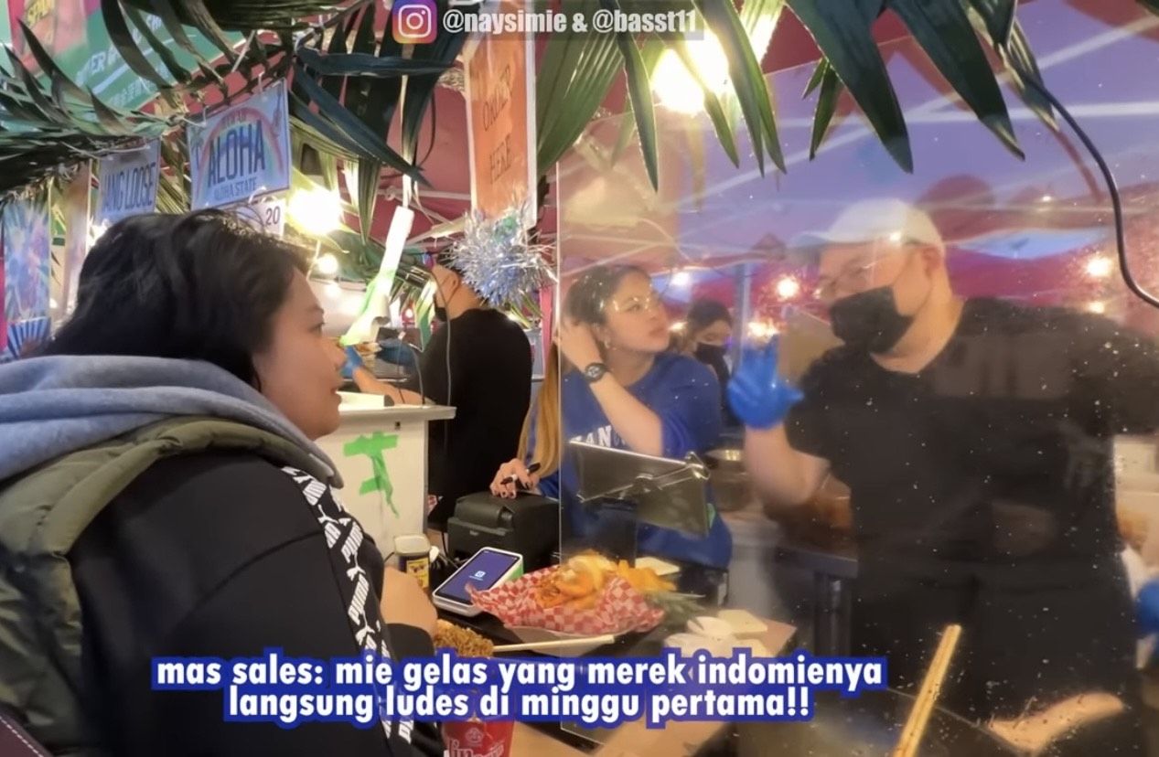 Kedai pasar malam di Kanada menjual Indomie goreng seharga Rp 160 ribu.