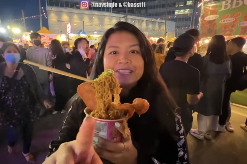 Kedai pasar malam di Kanada menjual Indomie goreng seharga Rp 160 ribu.