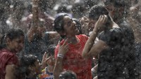 Seperti diketahui, cuaca ekstrem menyebabkan suhu di India memanas. Beberapa waktu lalu, suhu udara di sebagian ibu kota New Delhi bahkan tercatat mencapai rekor tertinggi, yakni 49,2 derajat celsius.