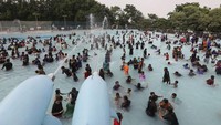 Sejumlah orang bermain di taman air Jalavihar pada hari yang panas di Hyderabad, India, Rabu (25/5/2022).