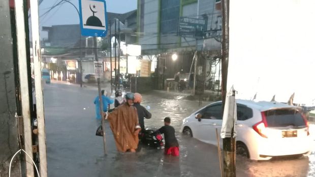 Jalan Antang Raya Makassar banjir.