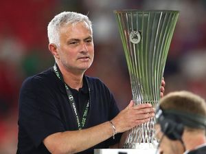 Mourinho Merasa Dikhianati, Tinggalkan Barang Ini di Ruang Ganti Roma?