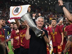 Jose Mourinho sukses juara UEFA Conference League bersama AS Roma musim 2021/2022. Salah satu rahasia sukses Mourinho di Roma adalah mengandalkan pemain jebolan Liga Inggris (Getty Images)