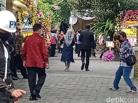 Jurnalis disekat pagar betis aparat di saat para juru foto keliling boleh mendekat ke Gedung Graha Saba Buana, tempat acara pernikahan Ketua MK, Kamis (26/5/2022).