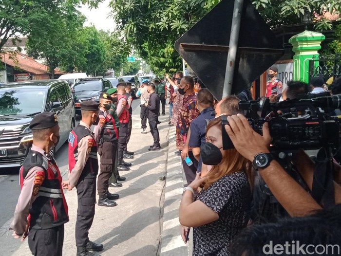 Jurnalis disekat pagar betis aparat di saat para juru foto keliling boleh mendekat ke Gedung Graha Saba Buana, tempat acara pernikahan Ketua MK, Kamis (26/5/2022).