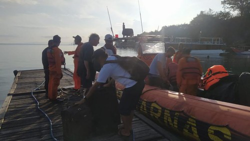 Tim SAR evakuasi penumpang Kapal wisata tujuan Lombok-Labuan Bajo, NTT, yang kandas di Sumbawa.