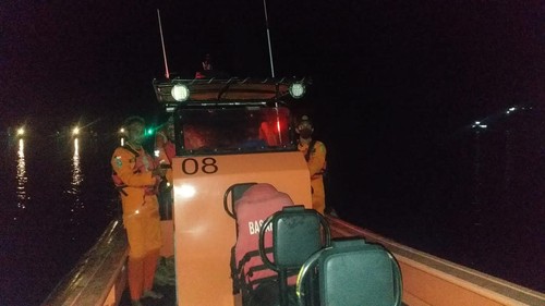 Tim SAR evakuasi penumpang kapal wisata rute Lombok-Labuan Bajo, NTT yang kandas di Sumbawa.