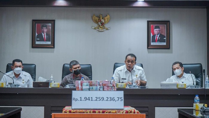 Kejari Belawan menyerahkan uang kerugian daerah sebesar Rp 1,9 miliar hasil  dari proyek pembetonan Jalan Pancing I Medan Labuhan.