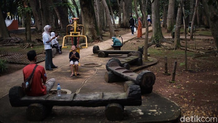 Kembali Dibuka, Taman Kota 1 BSD Ramai Didatangi Warga Taman Kota 1 BSD kembali dibuka usai ditutup karena wabah COVID-19. Kawasan itu pun ramai didatangi warga untuk mengisi waktu saat libur kenaikan Isa Almasih.