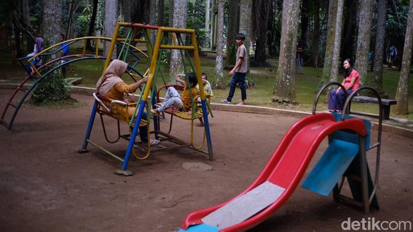 Berbagai arena bermain tersedia di Taman Kota 1 BSD dan juga ramah anak.