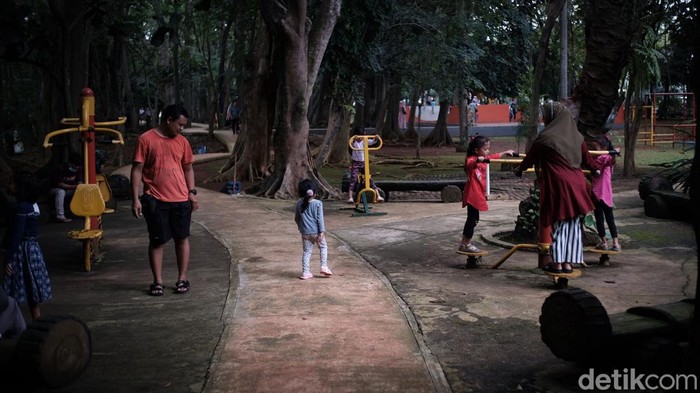 Kembali Dibuka, Taman Kota 1 BSD Ramai Didatangi Warga Taman Kota 1 BSD kembali dibuka usai ditutup karena wabah COVID-19. Kawasan itu pun ramai didatangi warga untuk mengisi waktu saat libur kenaikan Isa Almasih.