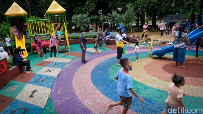 Kembali Dibuka, Taman Kota 1 BSD Ramai Didatangi Warga Taman Kota 1 BSD kembali dibuka usai ditutup karena wabah COVID-19. Kawasan itu pun ramai didatangi warga untuk mengisi waktu saat libur kenaikan Isa Almasih.