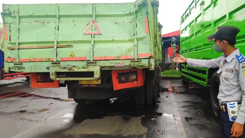 Kendaraan truk yang ditabrak mobil travel, saat ini masih dititipkan di terminal kargo Negara dan mobil travel di unit kecelakaan lalu lintas satlantas polres Jembrana, Kamis (26/5/2022)