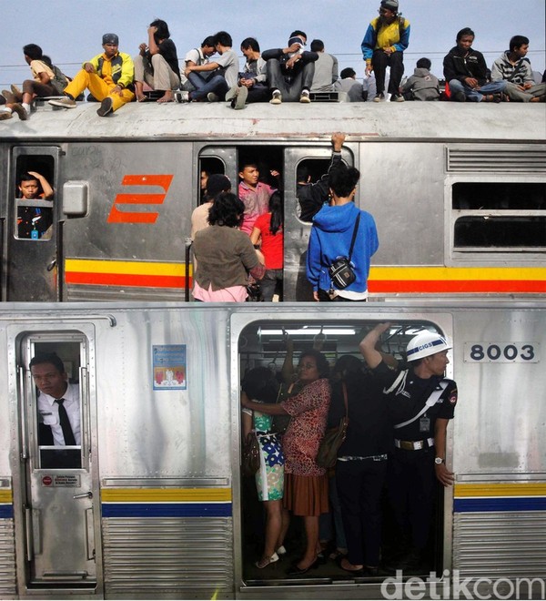 Tak hanya di atap gerbong KRL, penumpang di era dulu juga nekat menumpang di bagian muka KRL. Sekarang tindakan semacam itu dipastikan dilarang kalau tak mau mendapat sanksi kurungan. Tak hanya di atap gerbong KRL, penumpang di era dulu juga nekat menumpang di bagian muka KRL. Sekarang tindakan semacam itu dipastikan dilarang kalau tak mau mendapat sanksi kurungan.