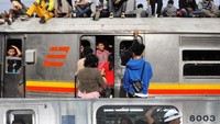 Tak hanya di atap gerbong KRL, penumpang di era dulu juga nekat menumpang di bagian muka KRL. Sekarang tindakan semacam itu dipastikan dilarang kalau tak mau mendapat sanksi kurungan.