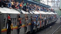Nah, ini dia penampakan KRL dilhat secara before-after di kawasan Ibu Kota. Dahulu, sejumlah warga yang tak memiliki tiket nekat menaiki atap kereta untuk dapat ikut menumpang perjalanan. Beragam upaya pun dilakukan guna mencegah para penumpang gelap di atas atap kereta api ini, mulai dari memasang kawat berduri di atap KRL hingga melakukan penertiban dan memperketat penjagaan di kawasan stasiun.