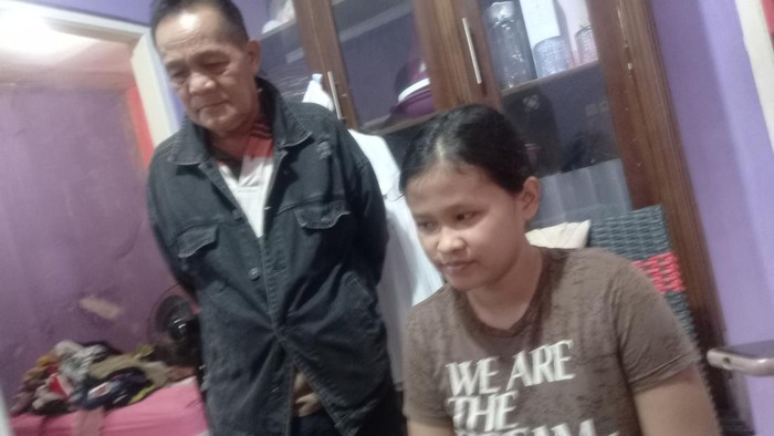 Satu unit rumah di Ciputat, Tangerang Selatan (Tangsel), disatroni dua orang maling. Pemilik rumah Riska (21) yang baru saja keluar dari kamar mandi saat dua perampok memasuki rumahnya ditendang dari belakang.