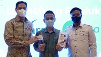 Direktur PT Jayatunggal Sekarmulia Michael Rusli - Doktor Fedri Ruluwedrata Rinawan, MSCPH, Phd Dosen dan peneliti Dept Ilmu Kesehatan Masyarakat Fakultas Kedokteran Unpad - Angguh Gubawa, Direktorat Pengawasan Alkes dan PKRT Kemenkes, saat memperkenalkan produk tes diagnostik untuk mendeteksi Covid-19, di Jakarta.