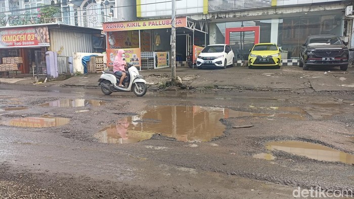 Kondisi Jalan Antang Raya Makassar rusak parah.