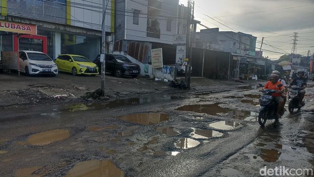 Kondisi Jalan Antang Raya Makassar rusak parah.