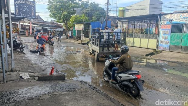 Kondisi Jalan Antang Raya Makassar rusak parah.