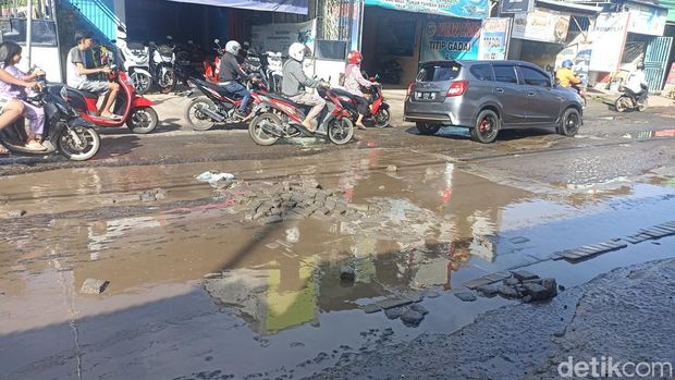 Kondisi Jalan Antang Raya Makassar rusak parah.