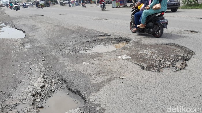 Kondisi jalan rusak akses menuju kampus Unimed dan UINSU