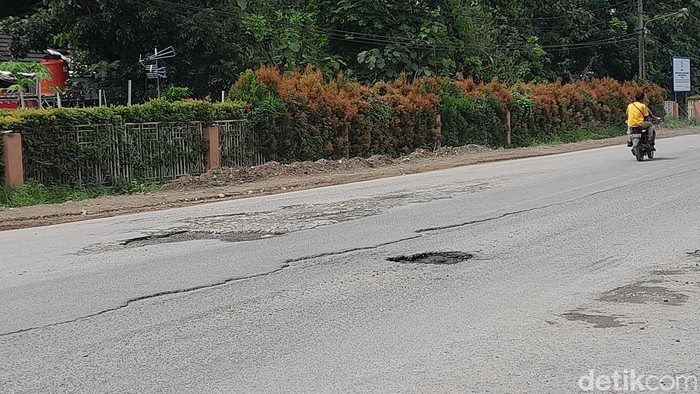 Kondisi jalan rusak di dekat Kampus Unimed-UINSU