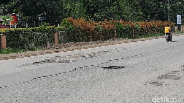 Kondisi jalan rusak di dekat Kampus Unimed-UINSU