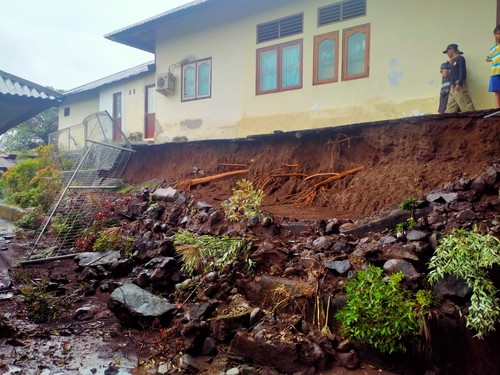 Kondisi Pondasi Kantor Desa Bengkala Yang Alami Jebol