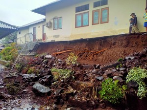 Diguyur Hujan Deras, Pondasi Kantor Desa Bengkala Kubutambahan Jebol