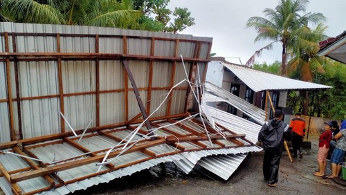 Kondisi Rumah di Desa Patas, Kecamatan Gerokgak Alami Kerusakan Setelah Diterpa Hujan Deras Disertai Angin Kencang.