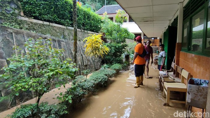 Kondisi SMPN 3 Kokap yang terendam lumpur, Dusun Plampang II, Kalurahan Kalirejo, Kapanewon Kokap, Kulon Progo, DIY, Kamis (26/5/2022).