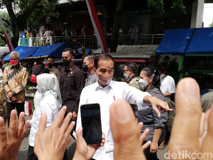 Kunjungan Presiden Joko Widodo ke sejumlah lokasi di Kota Solo seusai menikahkan adiknya, Idayati, dengan Ketua MK Anwar Usman, Kamis (26/5/2022) siang.