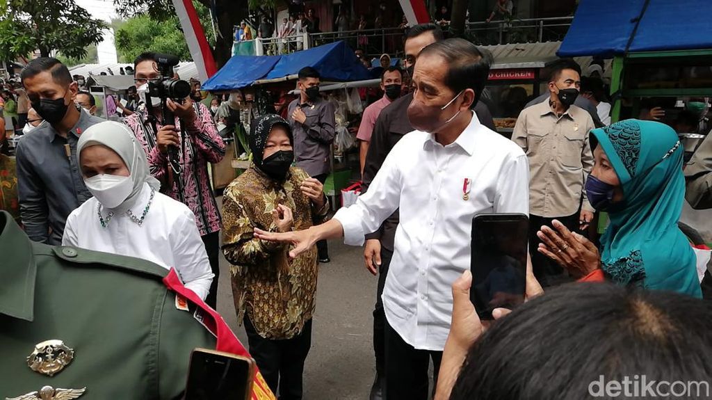 Jokowi Nonton Reog-Blusukan ke Pasar Solo Usai Nikahkan Adiknya