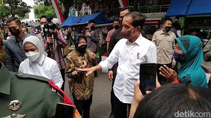 Kunjungan Presiden Joko Widodo ke sejumlah lokasi di Kota Solo seusai menikahkan adiknya, Idayati, dengan Ketua MK Anwar Usman, Kamis (26/5/2022) siang.