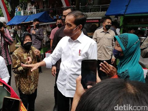 Kunjungan Presiden Joko Widodo ke sejumlah lokasi di Kota Solo seusai menikahkan adiknya, Idayati, dengan Ketua MK Anwar Usman, Kamis (26/5/2022) siang.