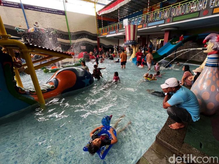 Meriah Libur Kenaikan Isa Almasih, Kolam Renang Banjir Anak-anak