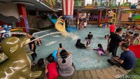Kolam renang ini tampak dipenuhi anak-anak.