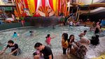 Meriah Libur Kenaikan Isa Almasih, Kolam Renang Banjir Anak-anak